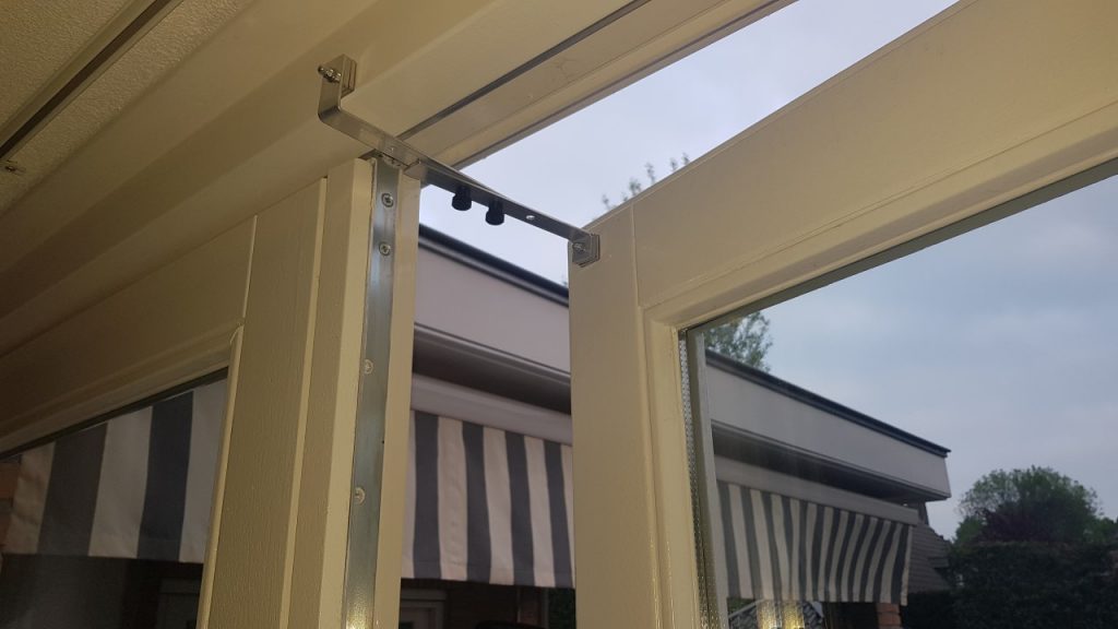 Kierr Click 200 zonder boren en schroeven deurvastzetter gemonteerd op een terrasdeur met zelfklevende magneten